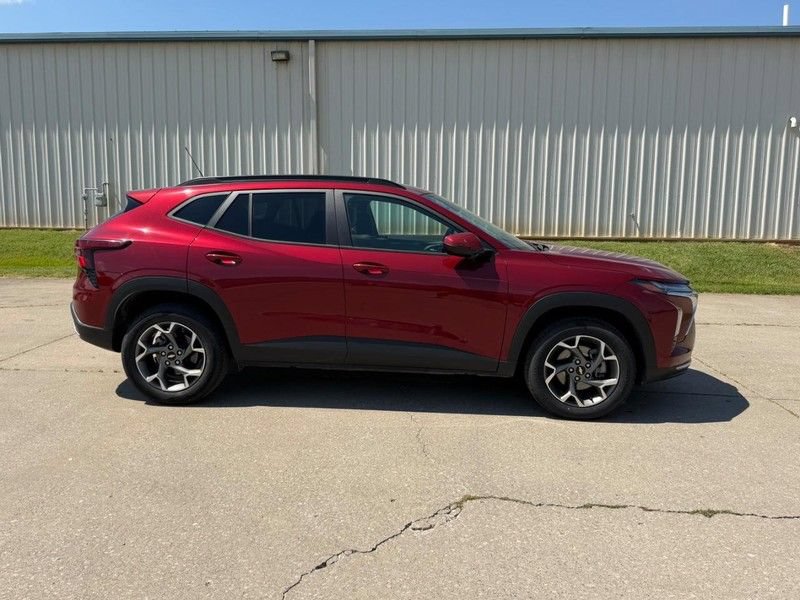 Used 2025 Chevrolet Trax LT FWD image 2