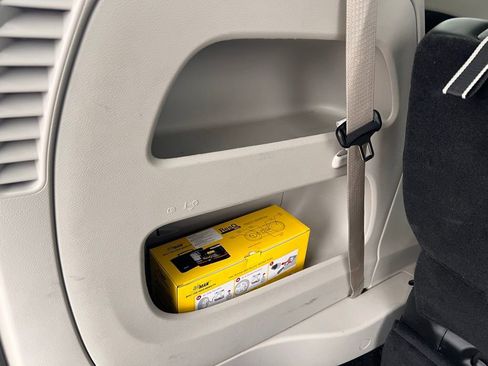 Used 2024 Chrysler Pacifica Touring-L image 7