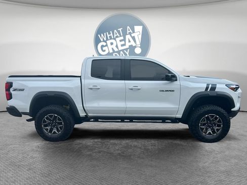 Used 2024 Chevrolet Colorado ZR2 w/ Technology Package AWD/4WD image 2