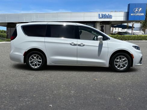 Used 2022 Chrysler Pacifica Touring-L FWD image 9