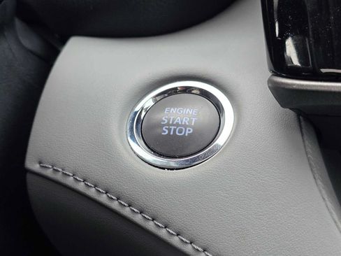 Used 2022 Toyota Highlander XLE AWD/4WD image 38