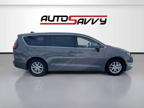 Used 2025 Chrysler Pacifica Select image 8