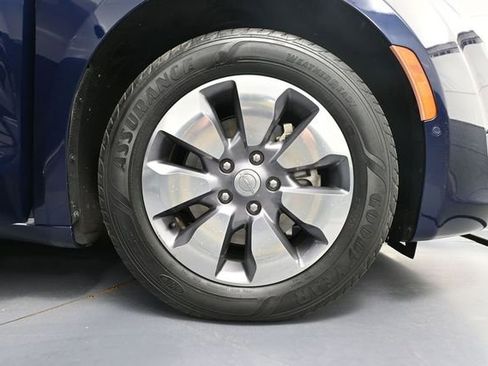 Used 2018 Chrysler Pacifica Limited w/ Advanced Safetytec Group FWD image 16