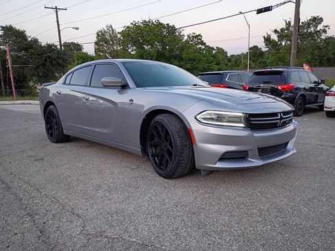 Used 2017 Dodge Charger SE RWD image 7
