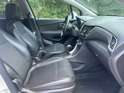 Used 2018 Chevrolet Trax LT w/ LT Convenience Package FWD image 17