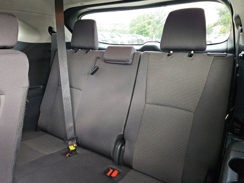 Used 2025 Toyota Highlander LE FWD image 14