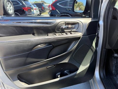 Used 2016 Dodge Grand Caravan SE FWD image 15