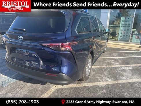 Used 2025 Toyota Sienna XLE image 9
