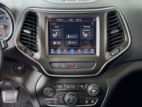 Used 2019 Jeep Cherokee Trailhawk w/ Comfort/Convenience Group AWD/4WD image 19