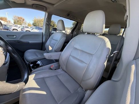 Used 2015 Toyota Sienna XLE image 4