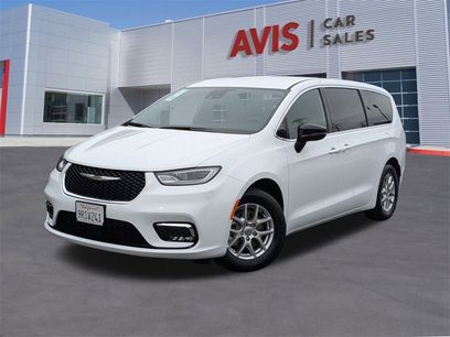 Used 2025 Chrysler Pacifica Select