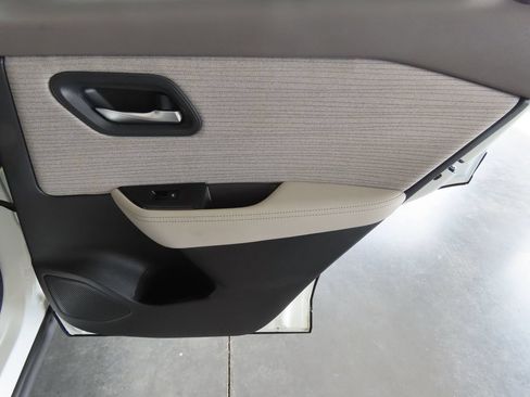 Used 2021 Nissan Rogue SV FWD image 32
