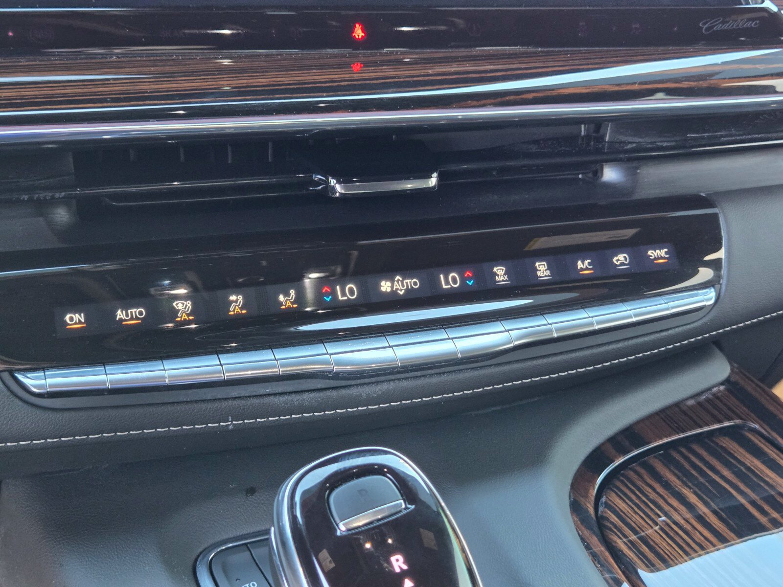 Used 2024 Cadillac Escalade Premium Luxury AWD/4WD image 28