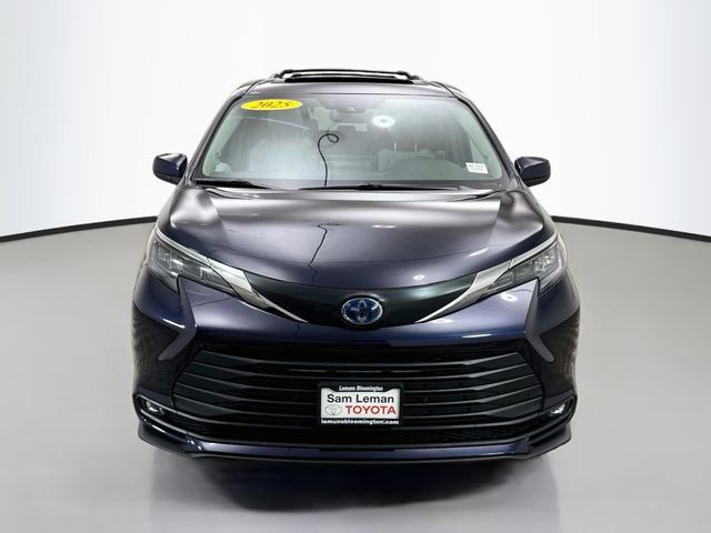 Used 2025 Toyota Sienna XLE w/ XLE Plus Package AWD/4WD image 2