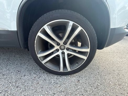 Used 2017 Volkswagen Tiguan SEL FWD image 31