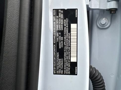 Certified 2025 Volvo XC40 B5 Core AWD/4WD image 27