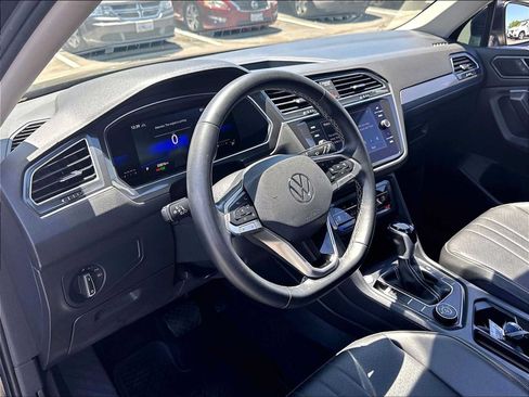Used 2022 Volkswagen Tiguan SE AWD/4WD image 16
