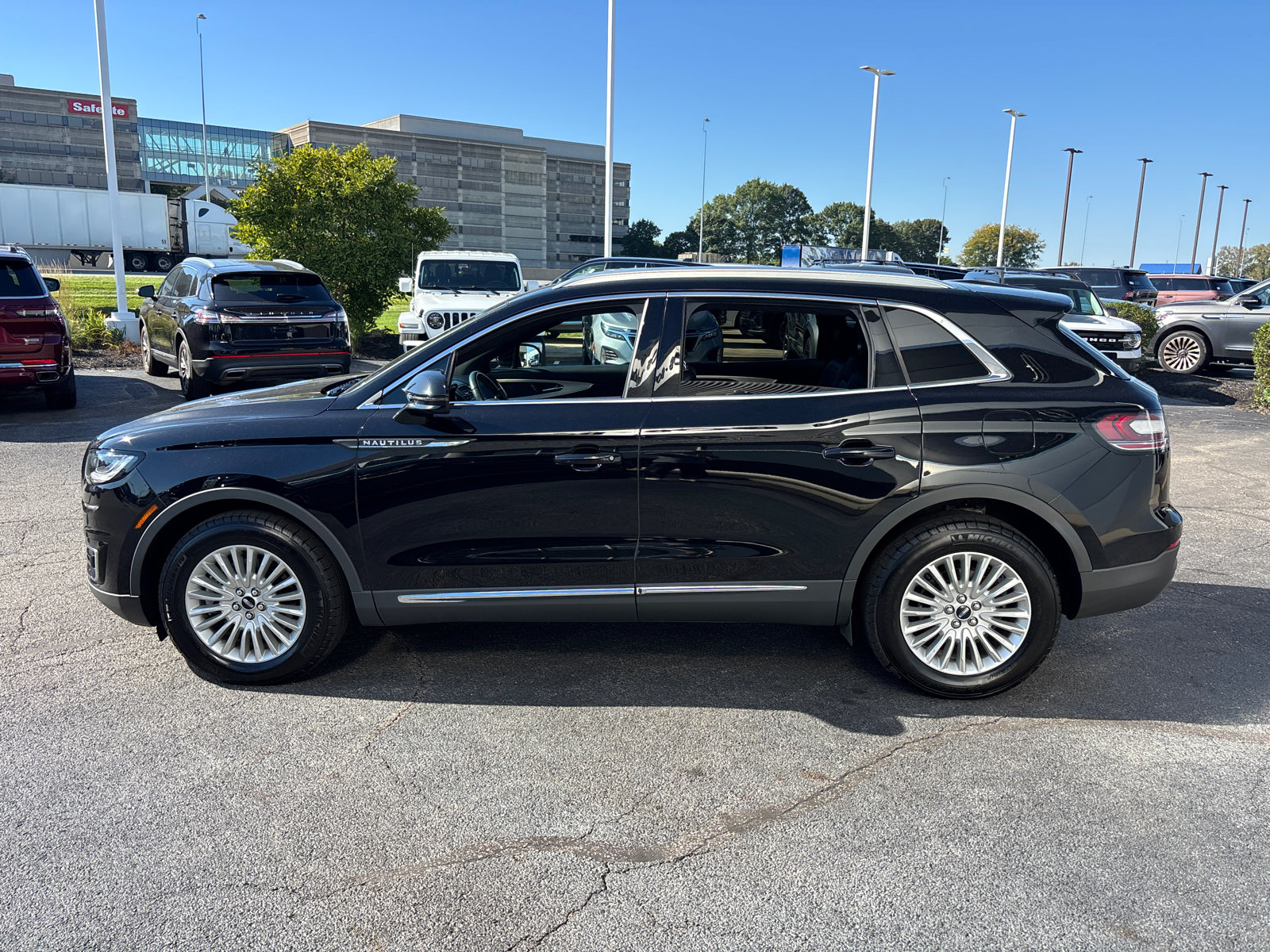 Used 2019 Lincoln Nautilus Premier AWD/4WD image 4