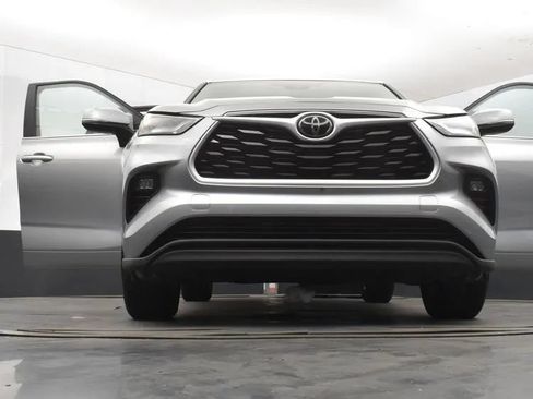 Used 2025 Toyota Highlander LE FWD image 11