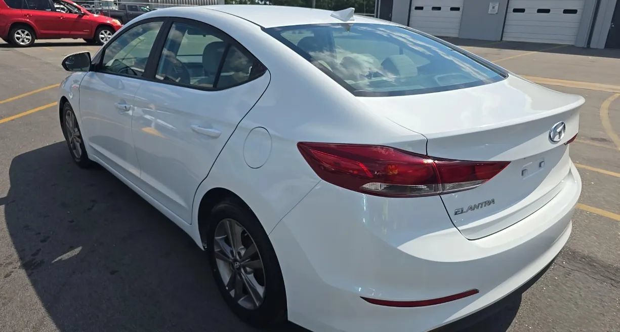 Used 2017 Hyundai Elantra SE FWD image 4