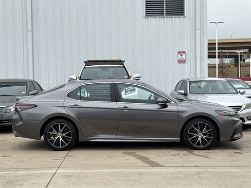 Used 2024 Toyota Camry SE image 3