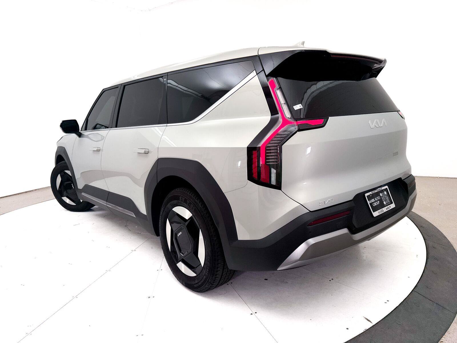 Used 2024 Kia EV9 Light Long Range RWD image 2
