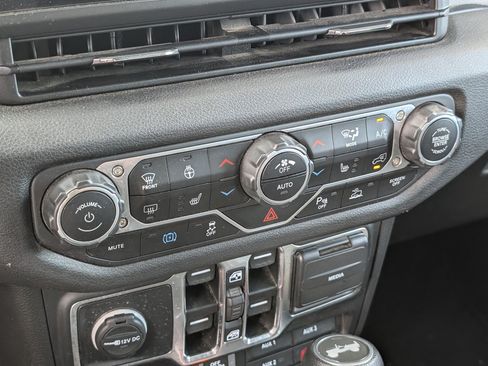 Used 2024 Jeep Wrangler Unlimited AWD/4WD image 17