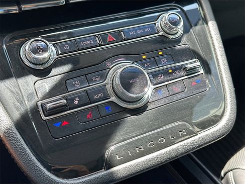Used 2021 Lincoln Corsair AWD w/ Premium Package image 16