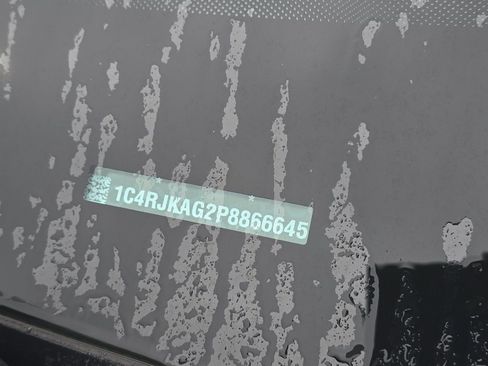 Used 2023 Jeep Grand Cherokee L Laredo image 3