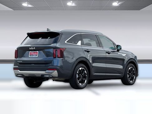 Used 2024 Kia Sorento S image 3