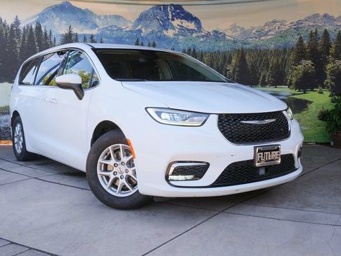 Used 2023 Chrysler Pacifica Touring-L FWD image 3