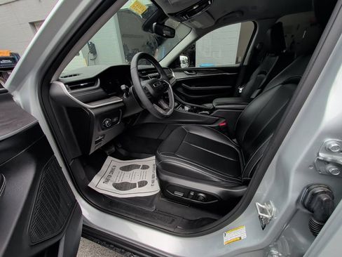 Used 2023 Jeep Grand Cherokee L Limited AWD/4WD image 10