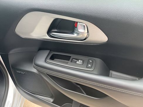 Used 2023 Chrysler Pacifica Limited w/ Uconnect Theater Family Group FWD image 26