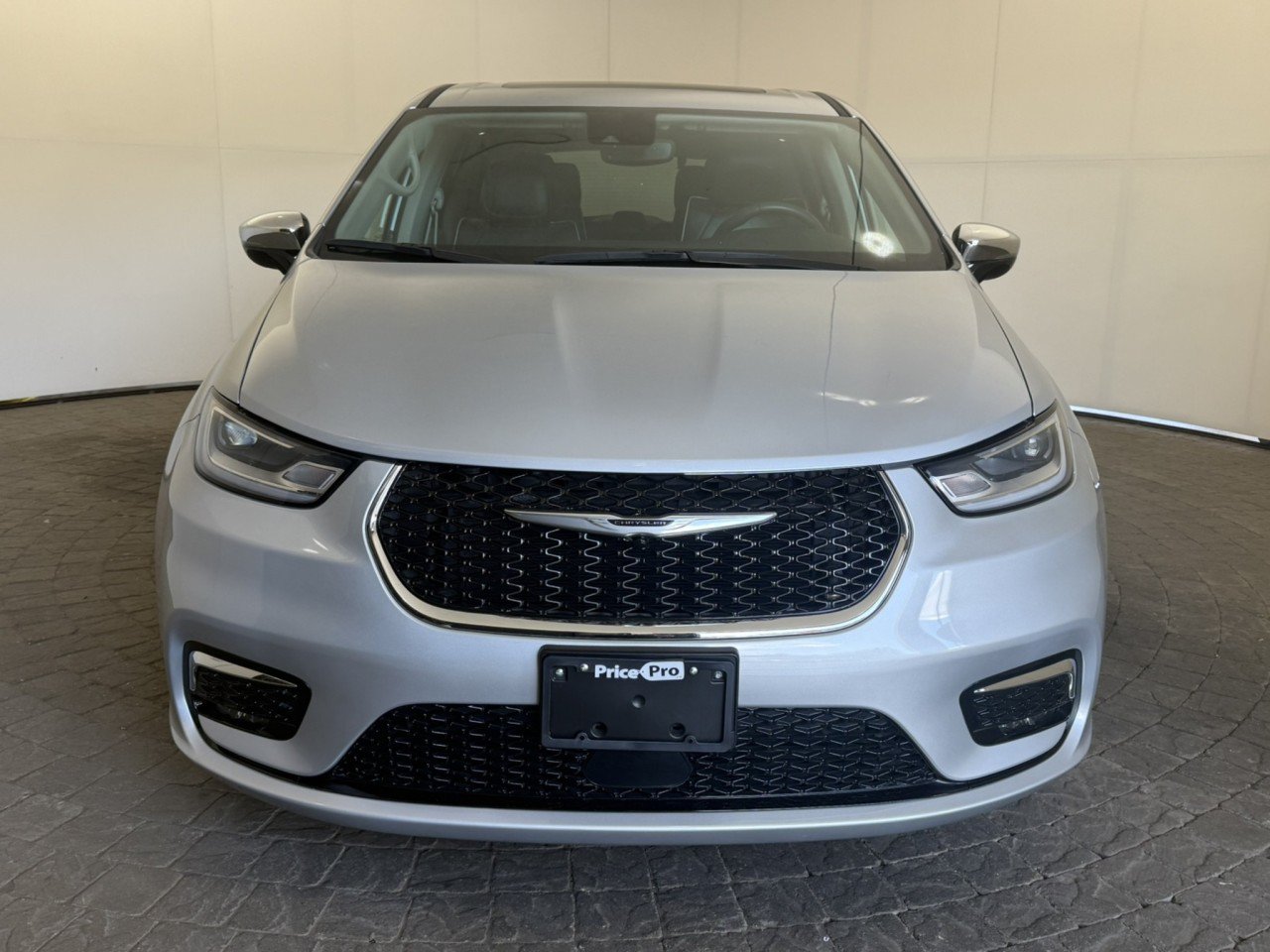 Used 2023 Chrysler Pacifica Limited FWD image 2