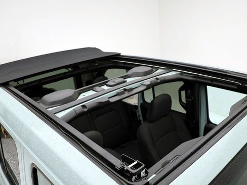 Used 2023 Jeep Wrangler Unlimited w/ Sun & Screen Package image 33