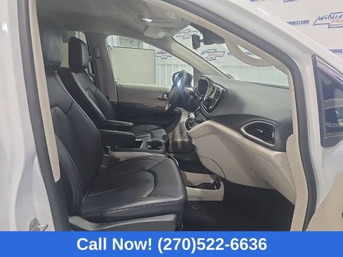 Used 2024 Chrysler Pacifica Touring-L image 28