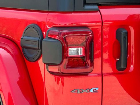 Used 2024 Jeep Wrangler Unlimited w/ Convenience Group AWD/4WD image 9