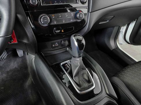 Used 2020 Nissan Rogue S w/ Special Edition Package FWD image 16