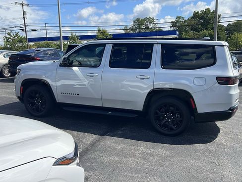 Used 2023 Jeep Wagoneer Series II w/ Convenience Group I AWD/4WD image 8