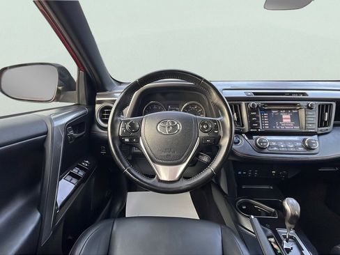 Used 2018 Toyota RAV4 SE image 11