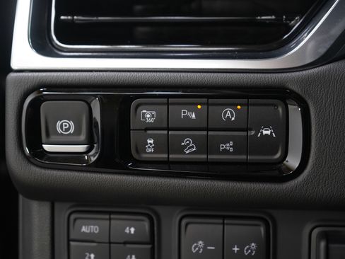 Used 2025 GMC Yukon Denali image 27