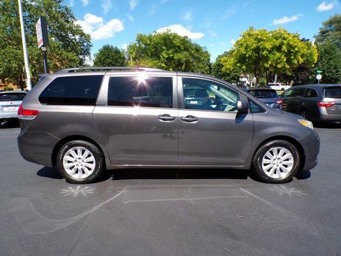 Used 2012 Toyota Sienna LE AWD/4WD image 3