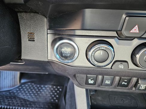Used 2019 Toyota Tacoma TRD Off-Road w/ TRD Premium Off Road Package AWD/4WD image 20