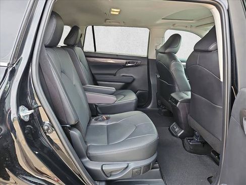 Used 2025 Toyota Highlander Limited AWD/4WD image 22
