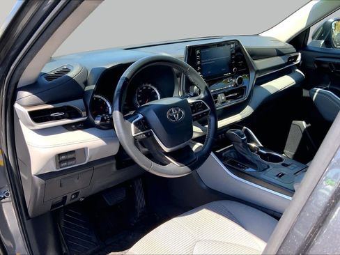 Used 2022 Toyota Highlander LE FWD image 17
