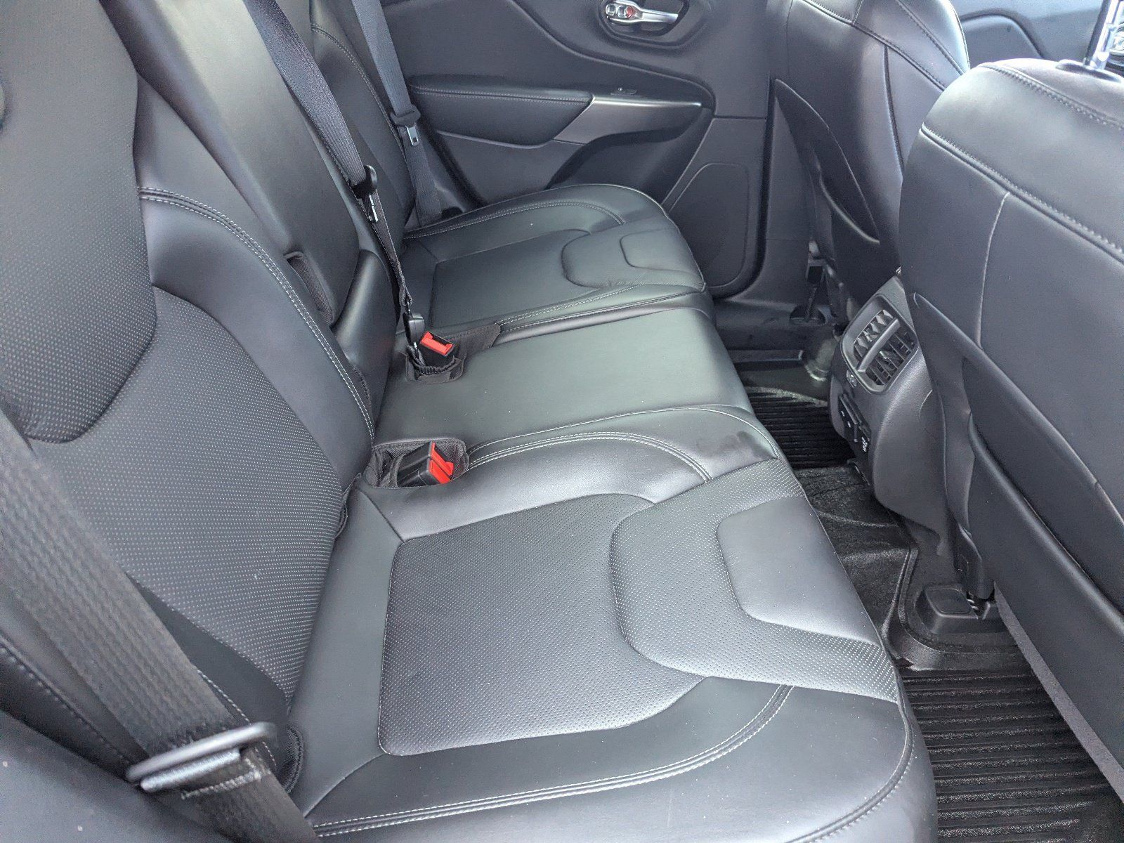 Used 2020 Jeep Cherokee Latitude Lux w/ Comfort/Convenience Group FWD image 13