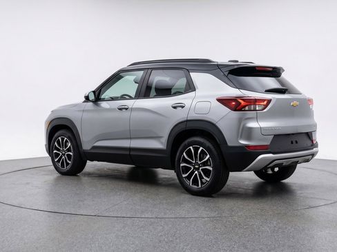 Used 2025 Chevrolet TrailBlazer LT w/ Driver Confidence Package AWD/4WD image 6