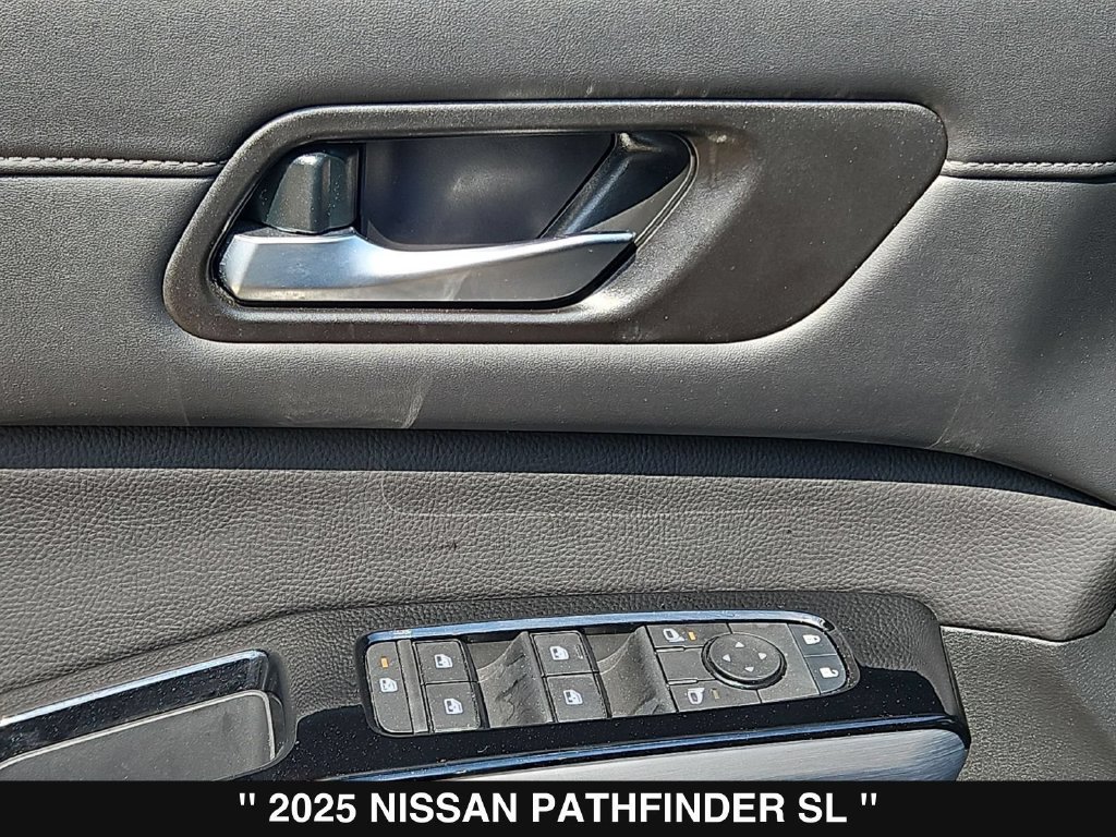 Used 2025 Nissan Pathfinder SL FWD image 15