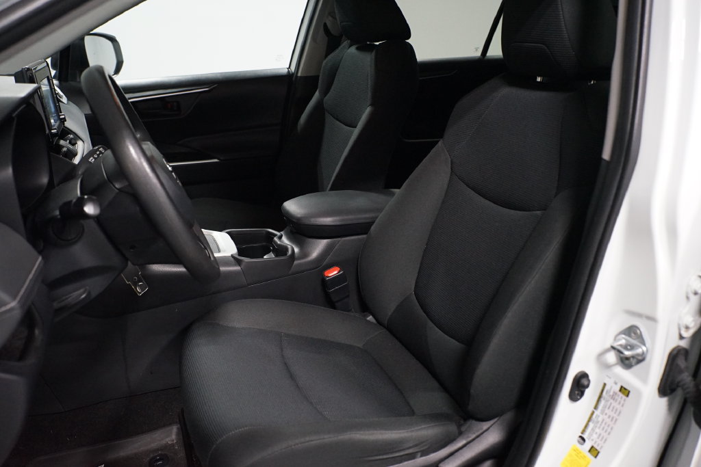 Used 2019 Toyota RAV4 LE FWD image 6