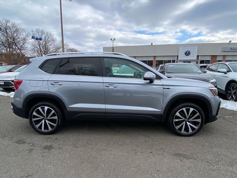 Used 2024 Volkswagen Taos SE w/ Panoramic Sunroof Package image 2